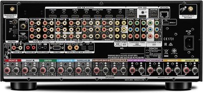 Forsiden af en sort Denon AVR-X7200WA hjemmebiografsforstærker med talrige stik, knapper og central LCD-skærm