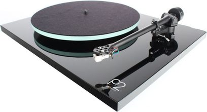 Rega Planar 2 sort lakeret pladespiller, mat sort plade, sort tonarm, pickup, løftearm, blank sort base