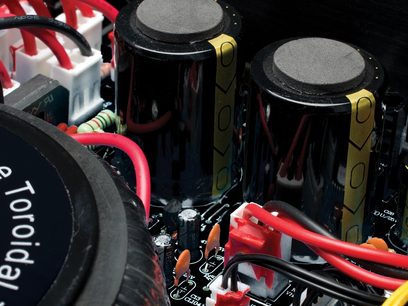 Emotiva BASX A-100 stereo hi-fi forstærker, nærbillede af bagsiden der viser de røde og sorte audiostik