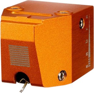 Hi-Fi-Tonabnehmerzelle Vertere Acoustics Sabre für Plattenspieler, rechteckiger Block aus orange eloxiertem Aluminium, leicht erhöht aus dreiviertel Vorderansicht, mit Aussparung für die Nadel, zwei Gewindebohrungen auf der Oberseite und vertikalem grauen Logo auf der rechten Seite