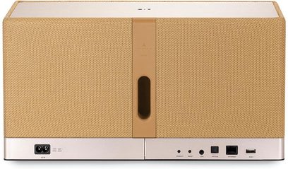 Triangle AIO 3 smart-højttaler i camel, set bagfra, camelstof, metalbund, USB-, Ethernet-, optiske, AUX- og strømporte