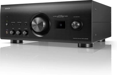 Integrovaný stereo hi-fi zesilovač Denon PMA-3000NE, pohled ze tří čtvrtin, černý kryt, kulaté tlačítka, centrální displej