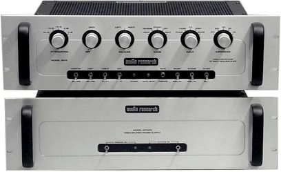 Forstærker Audio Research SP15 i børstet aluminium, set forfra, med knapper, stik og indikatorer på to niveauer