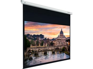 Lumene Embassy HD 240C motorisert lerret, frontvisning, utfoldet, viser et bilde av en bro og bygninger i solnedgangen som reflekteres i en elv