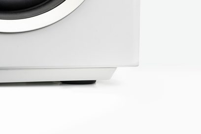 MartinLogan Abyss 8 subwoofer in satijnwit van dichtbij met matte witte afwerking, ronde luidspreker en zichtbare basis