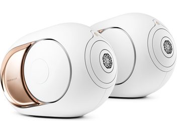 Drie draadloze Devialet Phantom I 108 DB Gold luidsprekers in gouden afwerking, gezien van voren, naast elkaar