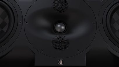 Centrální reproduktor Perlisten S5c v černém laku, detailní pohled zepředu, 2 boční woofery, 3 kruhové mřížky ve středu, logo dole