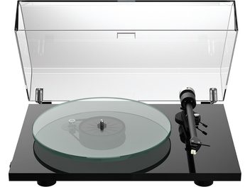 Platine vinyles hi-fi Pro-Ject T2 W noir laqué avec plateau en verre transparent, bras de lecture noir, capot en plastique transparent ouvert