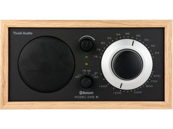 Επιτραπέζιο ραδιόφωνο Tivoli Model One BT σε μαύρη βελανιδιά, μαύρη πρόσοψη με μεγάλο κουμπί συντονισμού και στρογγυλό ηχείο