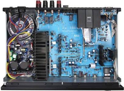 Ampli hi-fi stéréo NAD C356 BEE DAC noir, vue intérieure de face, circuits électroniques bleus, composants électriques