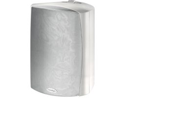 Paradigm Stylus 370 witte buitenluidspreker, perspectiefaanzicht, geperforeerd rooster bedekt de voorkant, afgeronde rechthoekige behuizing