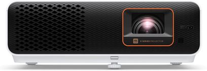 Videoproiector Benq X500i, vedere frontală, carcasă neagră dreptunghiulară cu grilă în față, obiectiv centrat într-un cerc portocaliu