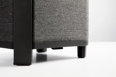 Bluetooth-højttaler Escape P9 sort, nærbillede af et hjørne, sort tekstureret kabinet, blanke sorte fødder
