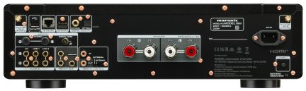 Zadnji pogled na črni ojačevalnik, RCA priključki, HDMI, USB, omrežje, Bluetooth antena, priključki za zvočnike, napajanje