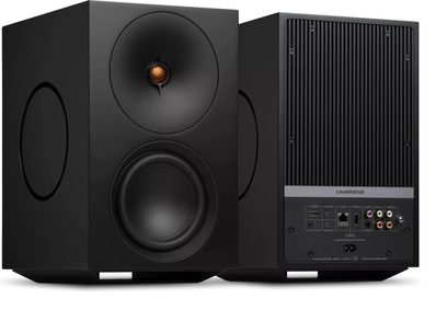 Schwarzer vernetzter Cambridge Audio L/R X Lautsprecher, Vorder- und Rückansicht mit Lautsprechern und mehreren Anschlüssen