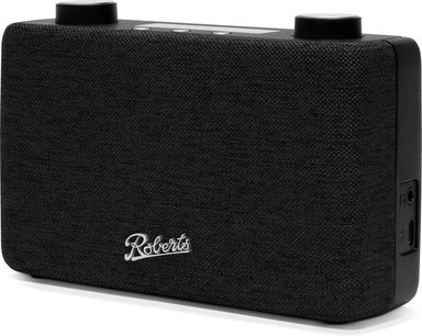 Roberts Play 11 bordradio i svart, med sort tekstilert front og plastkabinett, to runde knapper på toppen med lite skjerm, hodetelefon- og strømtilkoblinger på høyre side, kromlogo nederst på fronten, sett fra høyre forside i trekvarts vinkel
