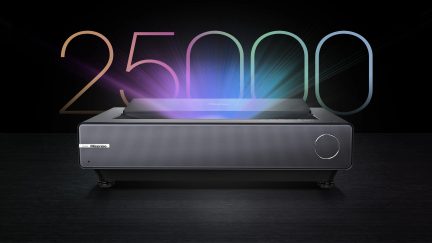 Hisense sort laserprojektor, set forfra, tallet "25000" i baggrunden, farvet lys udsendt opad