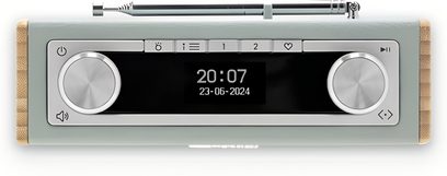 Roberts Rambler Uno bordradio i ankkblå, plastkåpa med ljus träpanel på sidorna, central digital display, två silverfärgade rattar och infällbar teleskopantenn, framifrån
