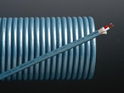 Furutech FS-502 grå lydkabel, tæt på sidevisning, liggende på en grå overflade
