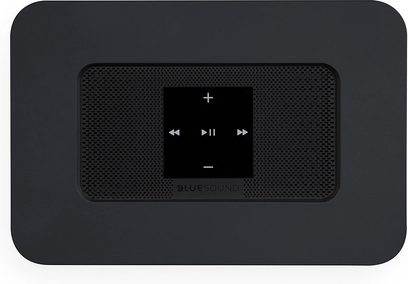 BlueSound Node 2i netværksaudioafspiller i sort, front med sort gitter, kontrolknapper og logo i midten