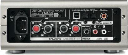 Denon PMA-50 stereo hi-fi-förstärkare, frontpanel, framifrånvy. Silverfärgad front med knappar, uttag och digital display