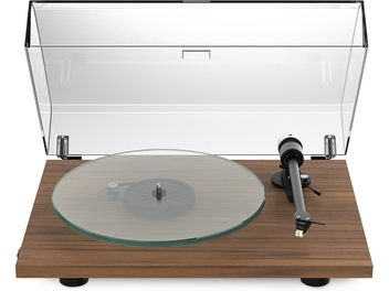 Pro-Ject T2 noyer hi-fi lemezjátszó előlről látható, átlátszó fedővel, üveg lemeztálcával és fekete lemezkarral