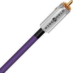 Ultraviolet 10 digitalt koaksialkabel på 2 m med lilla kappe, sølvfarvet metalstik og guldbelagt spids, set fra vinkel