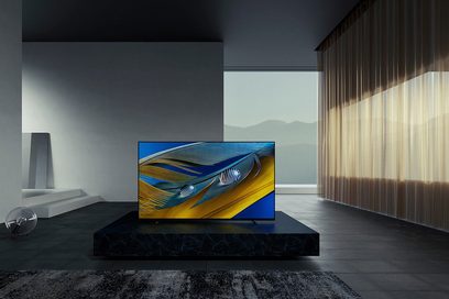 Sony XR-77A80JAEP OLED-TV, der viser en futuristisk gul og blå bil set fra en trekvartforside vinkel