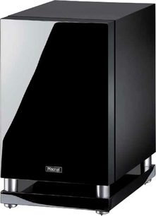 Subwoofer Magnat Quantum sub 731A v černém lesklém provedení, pohled zepředu mírně shora, krychlový tvar, čelní strana v lesklé černé barvě