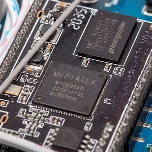 Tæt på et sort Nuprime Omnia A-200 hi-fi-forstærker-printplade med komponenter og indskriften "MEDIATEK MT7688WAN"