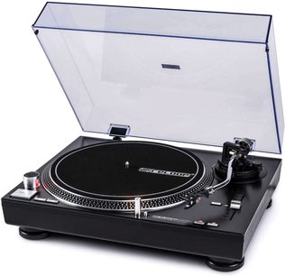 Černý gramofon Reloop RP 4000 MK2, pohled shora s otevřeným průhledným krytem, viditelný talíř a raménko přenosky