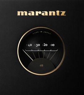 Černý a zlatý ciferník zesilovače Marantz s rozsahem -40 až -10 dB a ručičkou na -20 dB, text "MADE IN JAPAN"