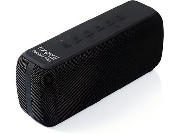 Przenośny głośnik Bluetooth Tangent Pebble Max w kolorze czarnym, metalowa kratka, przyciski na górze, widok z trzech czwartych
