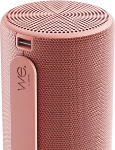 Altoparlante Bluetooth portatile Loewe We. HEAR 2 rosso corallo, vista ravvicinata con griglia perforata e cinghia laterale