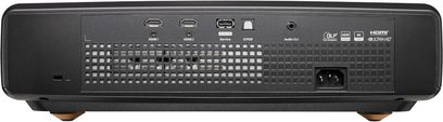 Optoma L1 videoprojektor set forfra, HDMI, S/PDIF, audio out, DLP, 4K, USB-porte og strømforsyning