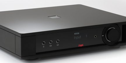 Amplificateur hi-fi Rega noir vue de face, façade brillante avec écran Input 1 et grand bouton de volume