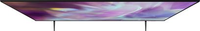 Samsung QE43Q65A 2021 fladskærms-tv set forfra, flad skærm der viser farverige abstrakte former i lilla og gule nuancer