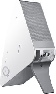 Trådløs, tilsluttet Samsung WAM551 højttaler i hvid, set forfra og fra siden, metallisk gitter, knapper på siden
