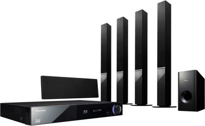 Pioneer BCS-414 hjemmebiografsystem bestående af en Blu-ray-afspiller, 5 sorte tårnhøjtalere og en basrefleksboks, set forfra
