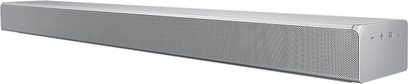 Rektangulær, forlænget metallisk grå Samsung HW-MS651 soundbar, sort gitter på forsiden, set fra tre kvarter vinkel