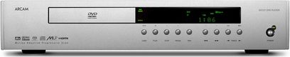 Arcam DIVA-DV137 4K Blu-ray-afspiller set forfra, sølvfarvet front, blåt display, diskskuffe