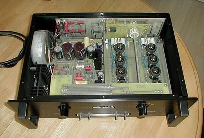 Indvendigt syn af en åben Audio Research LS5 MKIII forstærker, der viser printplader og elektroniske komponenter