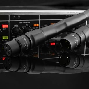 Oehlbach Series 1 analogt XLR-lydkabel 2 m sort, fleksibel PVC-kappe, sorte matte XLR-metalstik med tre ben og hvidt logo, nærbillede i perspektiv, der viser han- og hunstik