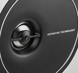 Juoda Definitive Technology garso kolonėlė, iš arčiau matomas aukštų dažnių garsiakalbis, ant kurio baltomis raidėmis užrašyta "DEFINITIVE TECHNOLOGY"