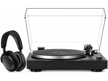 Sort vinylpladespiller med gennemsigtigt låg og sort Bowers & Wilkins-hovedtelefon, set forfra