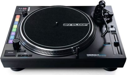 Juodos spalvos „Reloop RP 8000 MK2" aukštos kokybės vinilinių plokštelių grotuvas, vaizdas iš viršaus: plokštelių laikiklį, adatinę, valdymo elementus, spalvotą ekraną
