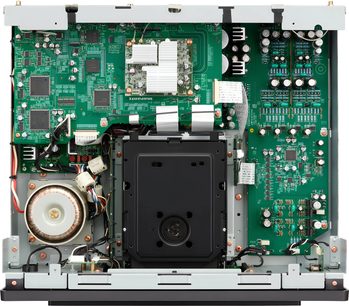 Interno del lettore CD ad alta fedeltà Marantz SACD 30n nero visto dall’alto, con circuiti stampati verdi e blocco ottico centrale