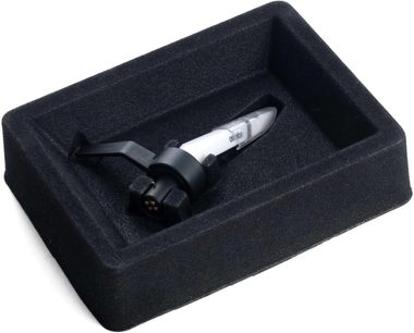Μαύρη και ασημένια κεφαλή DJ Ortofon Concorde MKII SCRATCH σε μαύρο αφρώδες κουτί, κοντινή άποψη από πάνω