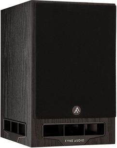Bogreolshøjttaler Fyne Audio F5E, set fra trekvart vinkel, mørk træfinish, sort gitter, sølvfarvet cirkulært logo