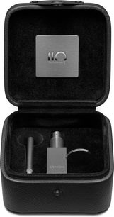 Denon DL-A110 sort pick-up i sort åbent kabinet, set forfra, sølvfarvet "110 Anniversary" logo på låget
